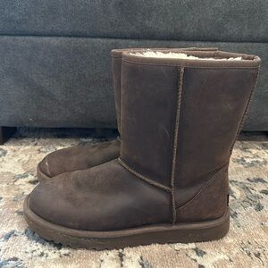 Ugh Classic Short Leather Brown size 9